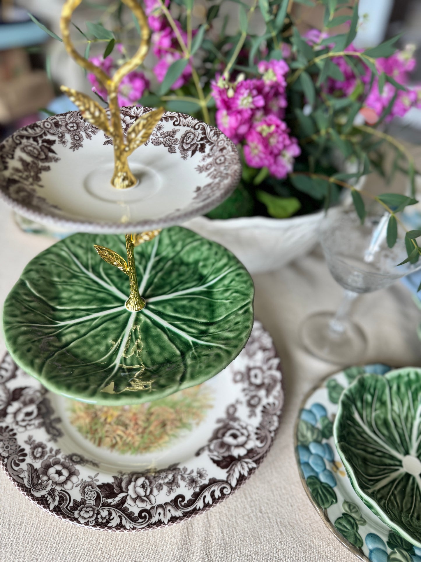 Spode Woodland Spaniel & Bordallo Pinheiro Cabbage Tiered Stand – Handcrafted Three-Tier Serving Tray