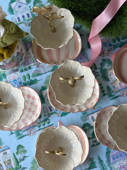 Bordallo Pinheiro Beige Cabbage × MacKenzie-Childs Pumpkin Petite Tiered Stand (Rosy Check)