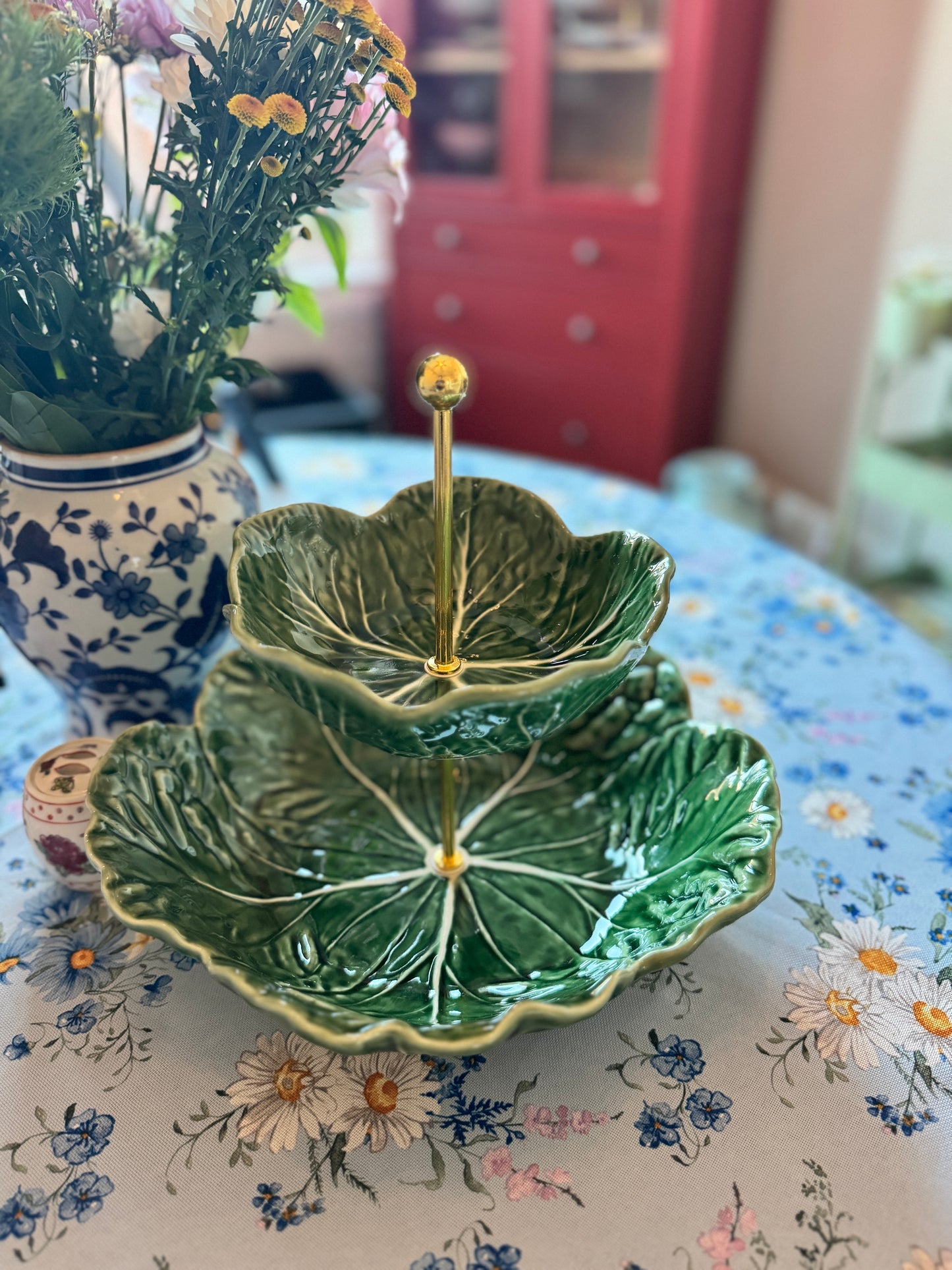 Green Bordallo Cabbage Leaf Two-Tiered Serving Stand – Handmade Tiered Bowl Stand