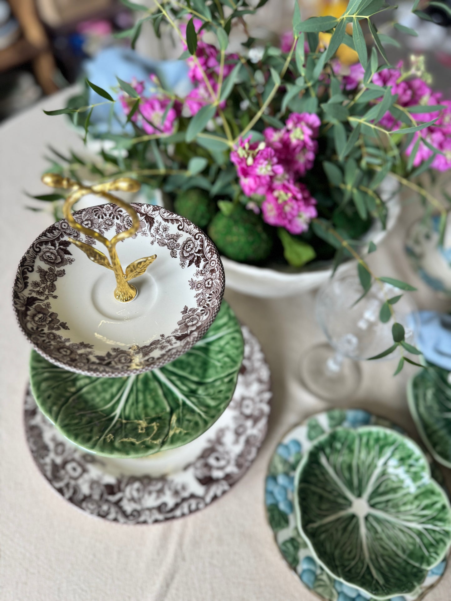 Spode Woodland Spaniel & Bordallo Pinheiro Cabbage Tiered Stand – Handcrafted Three-Tier Serving Tray