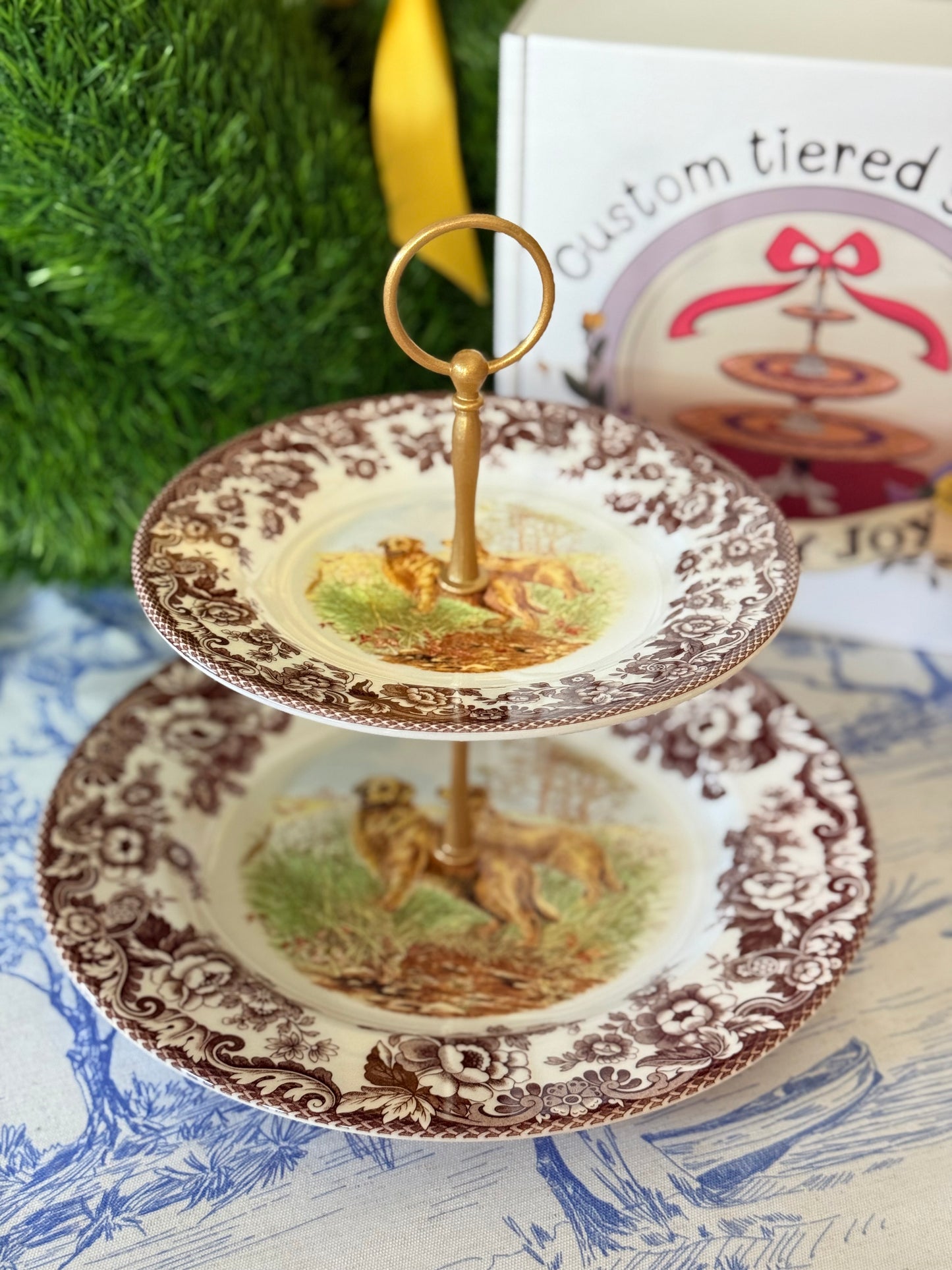 Spode Woodland Hunting Dogs Two Tiered Stand- Yellow Retriever