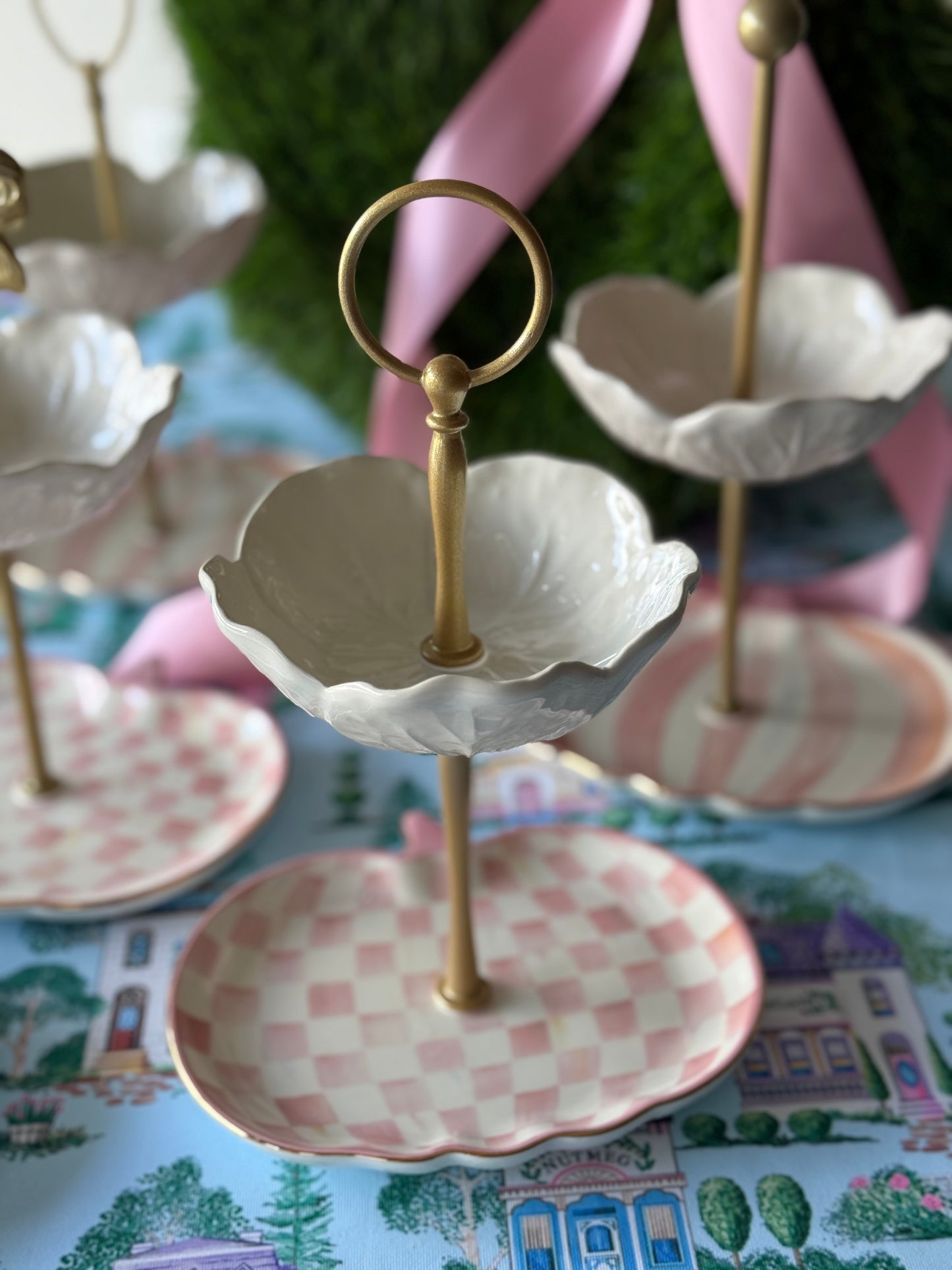 Bordallo Pinheiro Beige Cabbage × MacKenzie-Childs Pumpkin Petite Tiered Stand (Rosy Check)