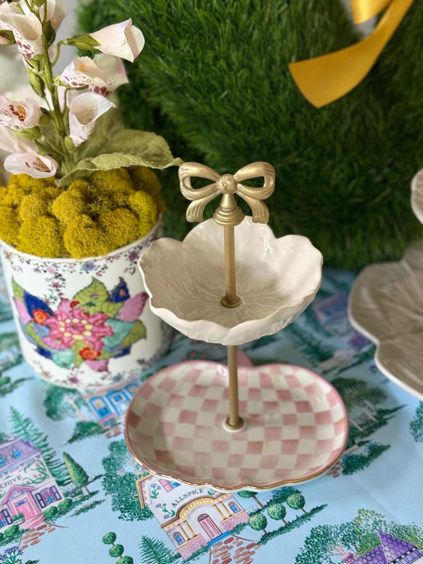 Bordallo Pinheiro Beige Cabbage × MacKenzie-Childs Pumpkin Petite Tiered Stand (Rosy Check)
