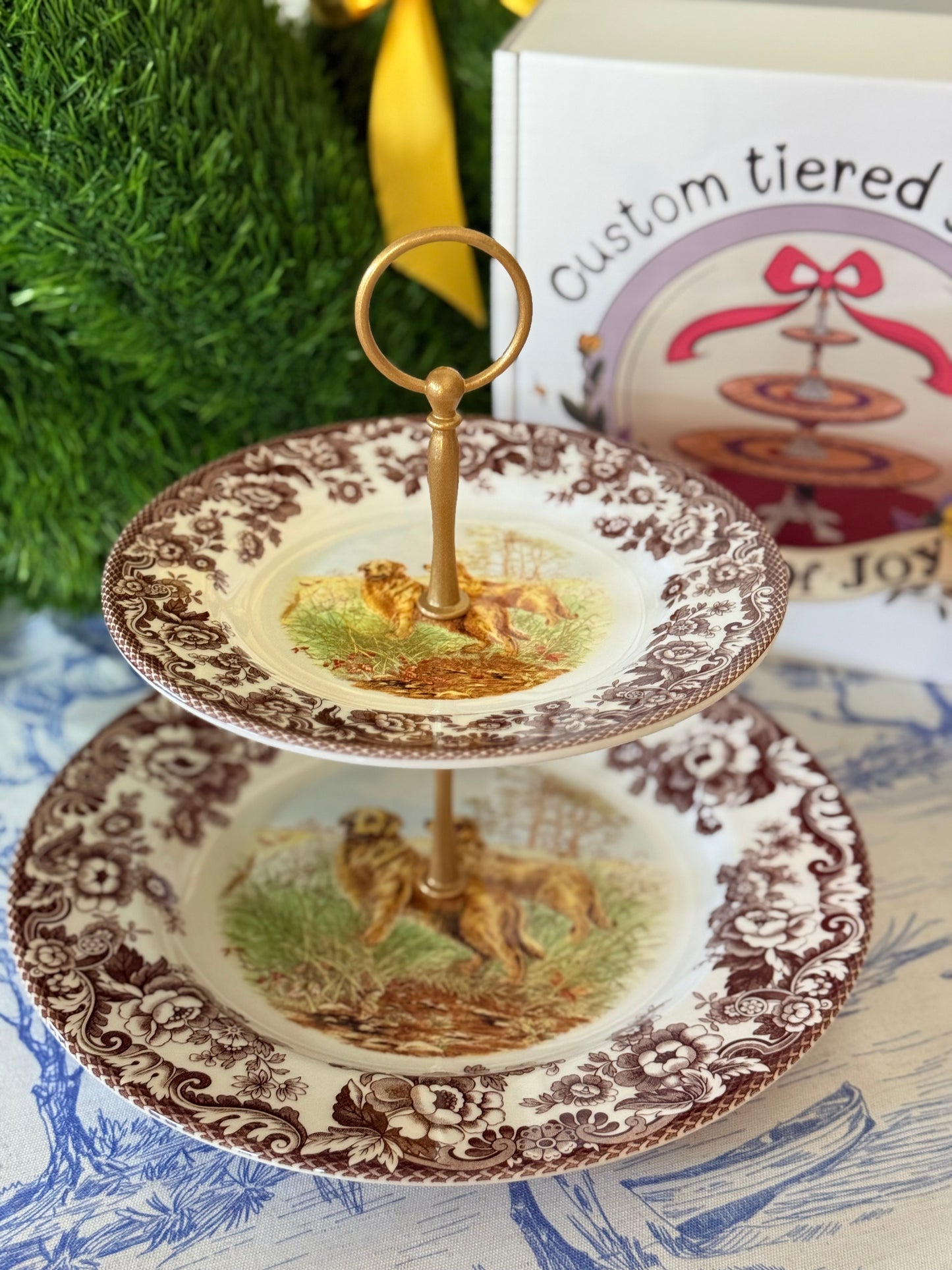 Spode Woodland Hunting Dogs Two Tiered Stand- Yellow Retriever