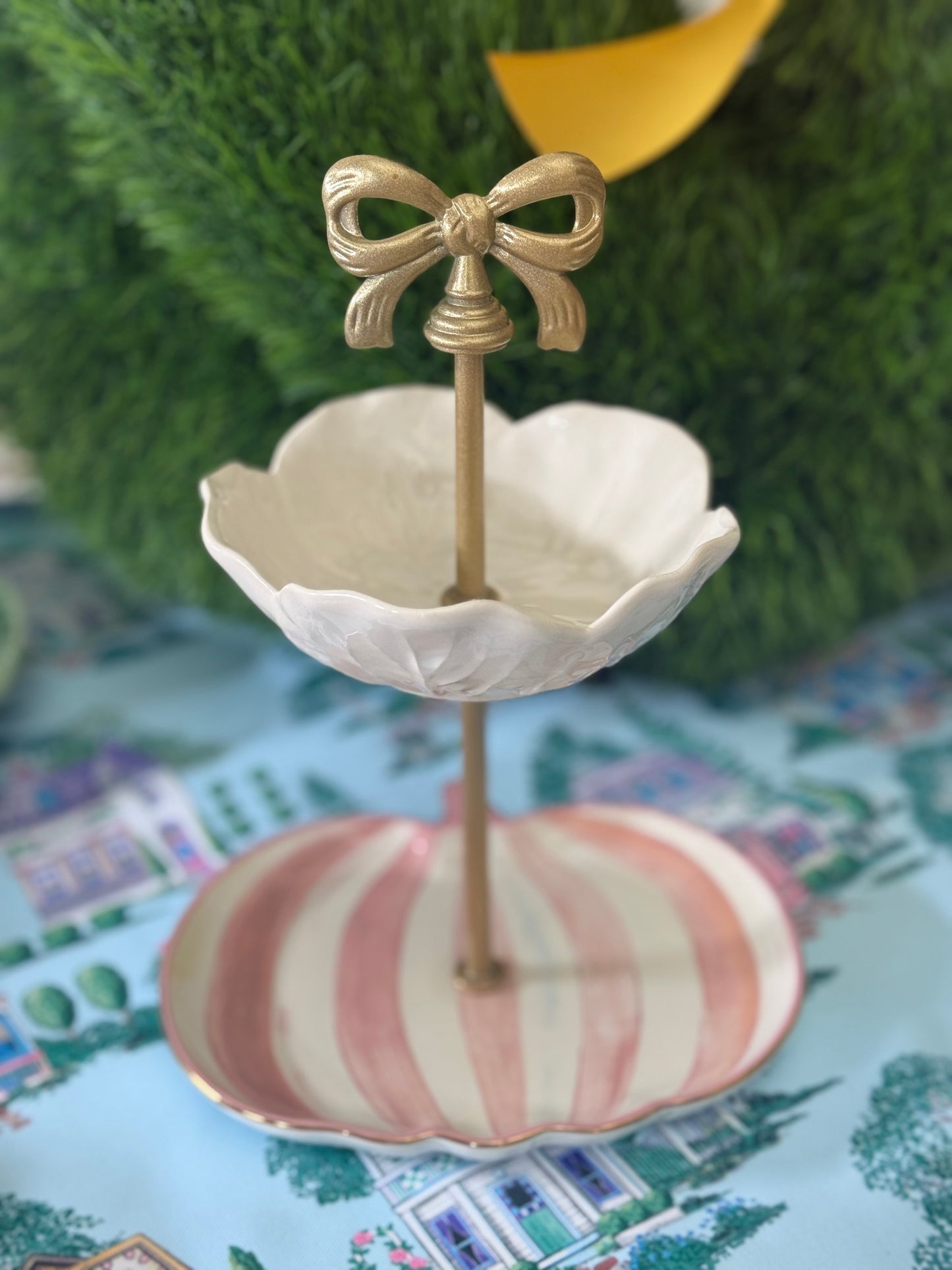 Bordallo Pinheiro Beige Cabbage × MacKenzie-Childs Pumpkin Petite Tiered Stand