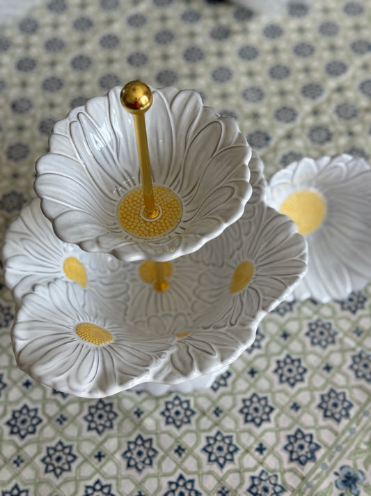 Bordallo Pinheiro Maria Flor Daisy Tiered Stand – White Floral Serveware for Spring Entertaining